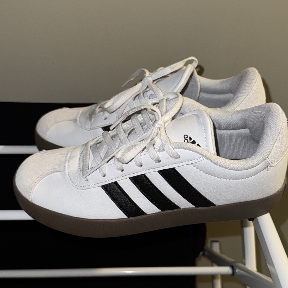 Adidas Court Big Kid Size 5.5 EUC Sneakers